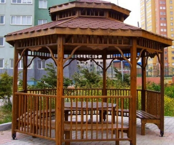 Ahşap ve metal kamelya ile dış mekan kullanımına uygun dayanıklı piknik masaları, park ve bahçeler için ideal oturma grupları